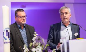 Zwei Männer am Rednerpult