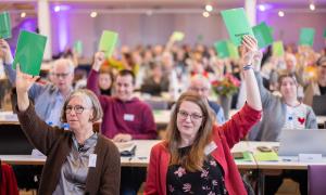 Menschen halten grüne Karten hoch