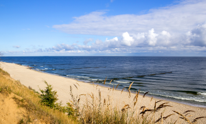 Von der Düne aus schaut man auf das Meer