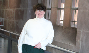 Janette Witt in der Kirche vor einer Mauer
