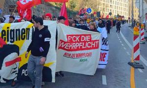 Menschen halten Plakate