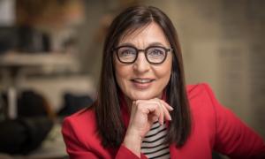 Eine Frau in einem roten Blazer