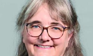 Eine Frau, sie lächelt