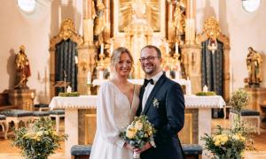 Ein Hochzeitspaar in der Kirche