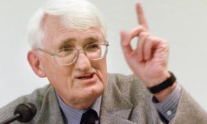 Ein Mann mit Brille, den Zeigefinger erhoben