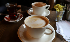 Zwei dampfende Cappuccino Tassen