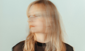 Eine Frau mit einem unklaren Gesicht, aus verschiedenen Winkel fotografiert