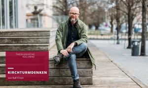 Ein Mann sitzt auf einer Holztreppe
