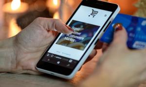 Ein Smartphone, auf dem ein Warenkorb angezeigt wird