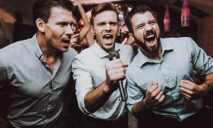 Drei Männer singen