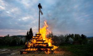 Eine brennende Holzpyramide