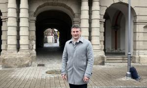 Philipp Flierl  vor dem Rathaus von Bad Windsheim