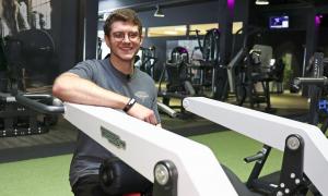 Ein junger Mann an Trainingsgeräten