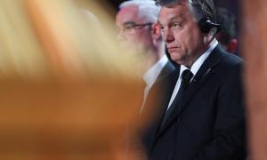 Ein Mann im Anzug
