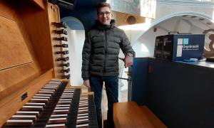 Johannes Eppelein an der Orgel der Augsburger Annakirche.
