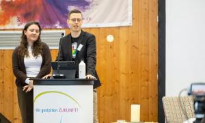 Ein junger Mann und eine junge Frau am Rednerpult
