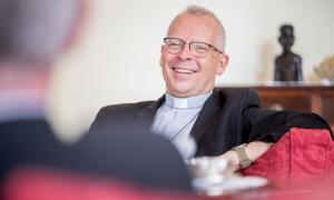 Ein Mann, er lacht