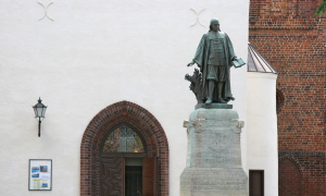 Paul-Gerhardt-Denkmal vor der Paul-Gerhardt-Kirche in Lübben