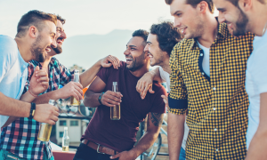 Männer in einer Gruppe mit Bier in der Hand, gute Laune