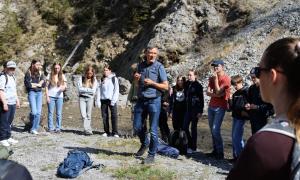 Michael Jäger auf dem Berg mit einer Gruppe junger Menschen um ihn herum