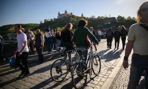 Menschen auf einer Brücke
