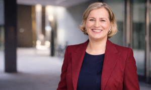 Frau vor Gebäude