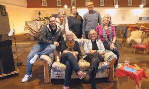 Das "Wohnzimmer"-Team mit Pfarrerin Gabriele Töpfer