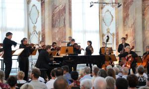 Sebastian Knauer und das Bayerische Kammerorchester Bad Brückenau im Kaisersaal der Würzburger Residenz 