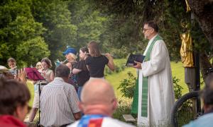 Mann in Albe mit Musikern
