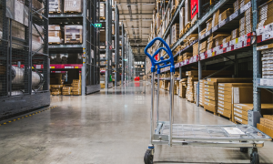 Die hohen Ikea Regale und ein Einkaufskorb