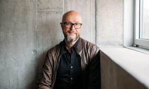 Ein Mann in einer Lederjacke