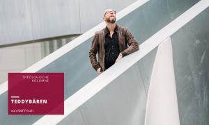 Ein Mann steht auf einer Treppe und schaut nach oben