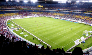 Volles Fußballstadion aus Vogelperspektive