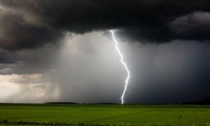 Ein Blitz aus dunklen Wolken