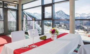 Gedekcter Tisch mit Panoramablick Hochzeitsort im Oberstdorfer Schanzenturm 