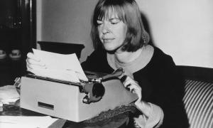 Schwarz-weiß-Aufnahme von Ingeborg Bachmann. Sie sitzt vor einer Schreibmaschine
