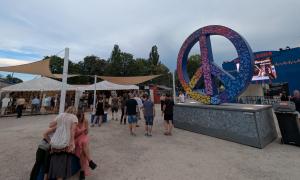überdimensionales "Peace"-Zeichen auf dem Münchner Tollwood