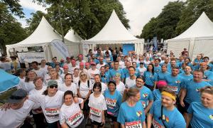 Menschen in Lauf-Trikots