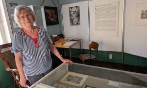 Marlise Düx in der Ausstellung des »Pfeifermuseums«.