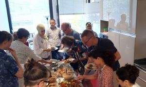 Menschen am Buffet