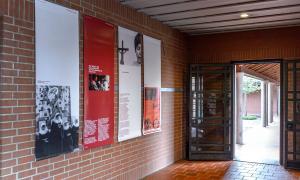 Kirchenraum mit Ausstellungsfahnen
