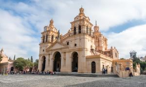 Eine Kathedrale mit vielen Türmen