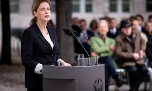 Bild der Ministerin Prien am Rednerpult