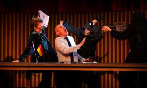 Bühnenszene mit mehreren Schauspielern