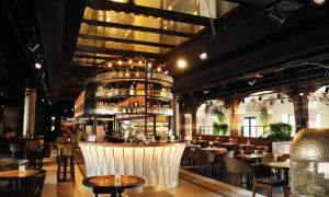 Ein Restaurant-Innenraum mit Bar und Tischen