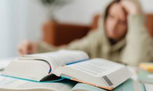 Junge vor buch