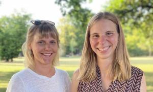 Zwei Frauen im Park