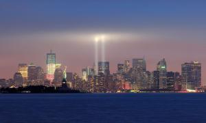 Skyline von New York mit zwei Lichtstrahlen für das World Trade Center