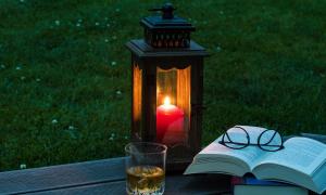 Laterne, Bücher, Getränk