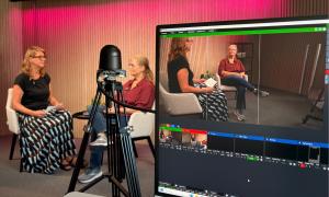 Zwei Frauen sitzen in einem Studio